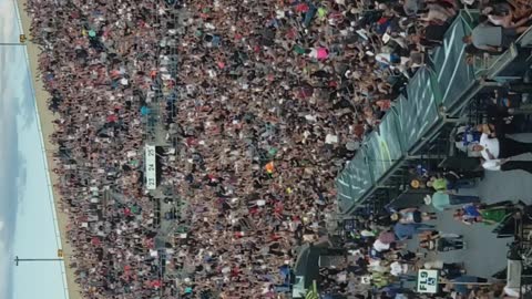 65,000 person wave at a Garth Brooks concert in Eugene Oregon