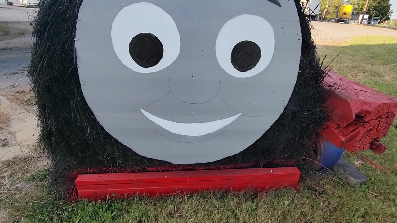 GETTING CREATIVE WITH HAY BALES: THOMAS THE TRAIN