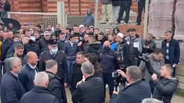 Dibranet bllokojne makinen qe po blinte vota, gjenden shuma te medha parash