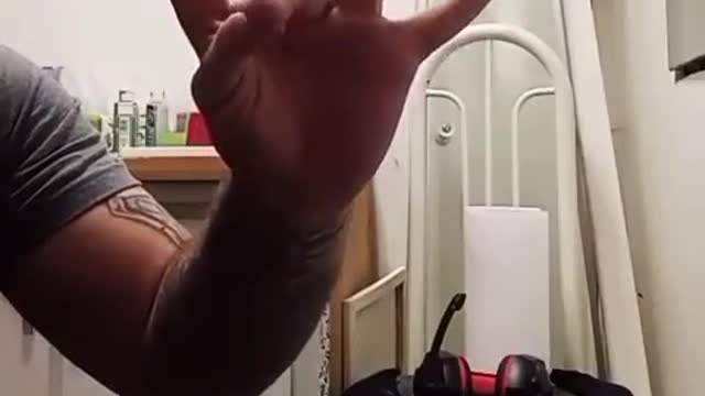 Man, six fingers