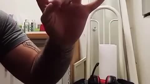 Man, six fingers