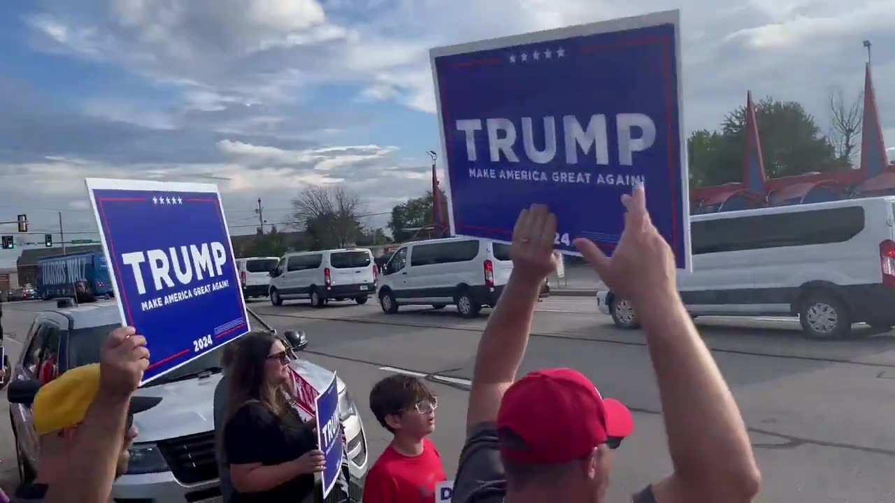 Look! Paid Actors show up for Kamala campaign event. 👀