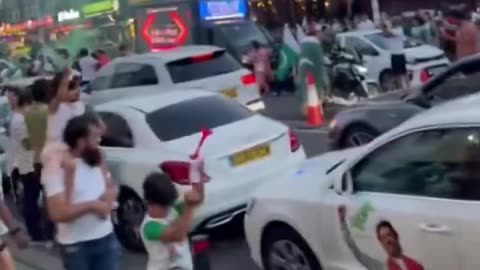 Huge Pakistani flags on display in Manchester 🤨🇵🇰