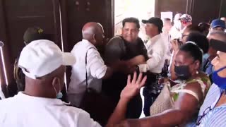 Rifirrafe entre el alcalde William Dau y el alcalde local Andy Reales