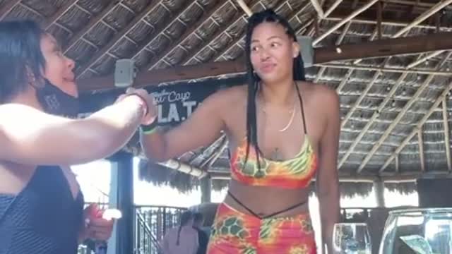 World TALLEST FEMALE BASKETBALLER WNBA LIZ CAMBAGE LEARNING SPANISH