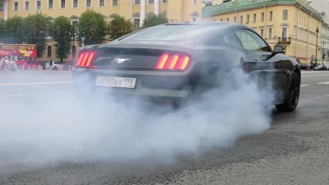 Look at this amazing Ford Mustang, wearing out the tire while it smokes!