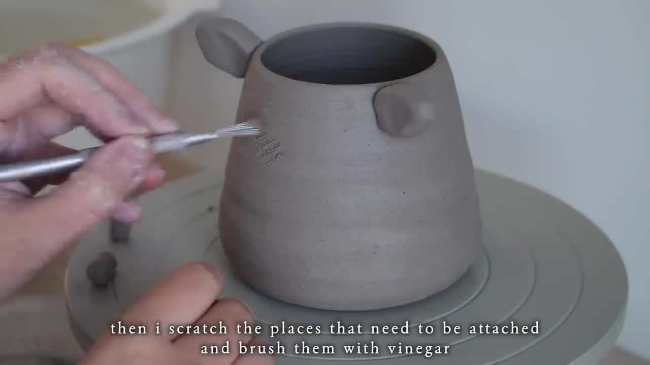 Ceramic studio making giraffe ceramic pot craft, clay handcraft6