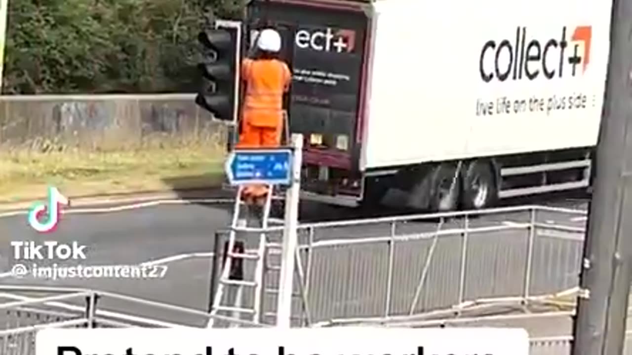Blade Runners in London are now dressing up as HIGHWAY WORKERS - BRILLIANT
