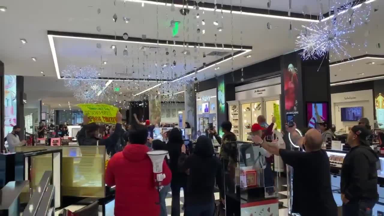 Anti-Mask Protest Inside of Popular Store Gains Attention