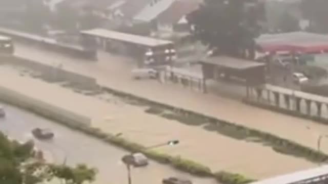 Flash floods from heavy downpour on 24 AugBukit Timah Road