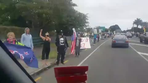 Huge crowd supporting the convoy through Hawera, on their way to Wellington. [Feb 7, 2022]