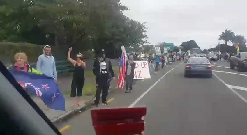 Huge crowd supporting the convoy through Hawera, on their way to Wellington. [Feb 7, 2022]