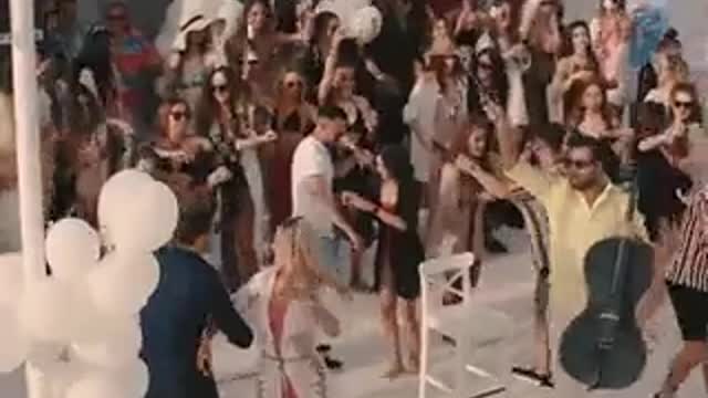 ΣΕ ΑΥΤΗΝ ΤΗΝ ΕΚΤΕΛΕΣΗ ΔΕΝ ΤΟΧΕΤΕ ΞΑΝΑΚΟΥΣΕΙ.