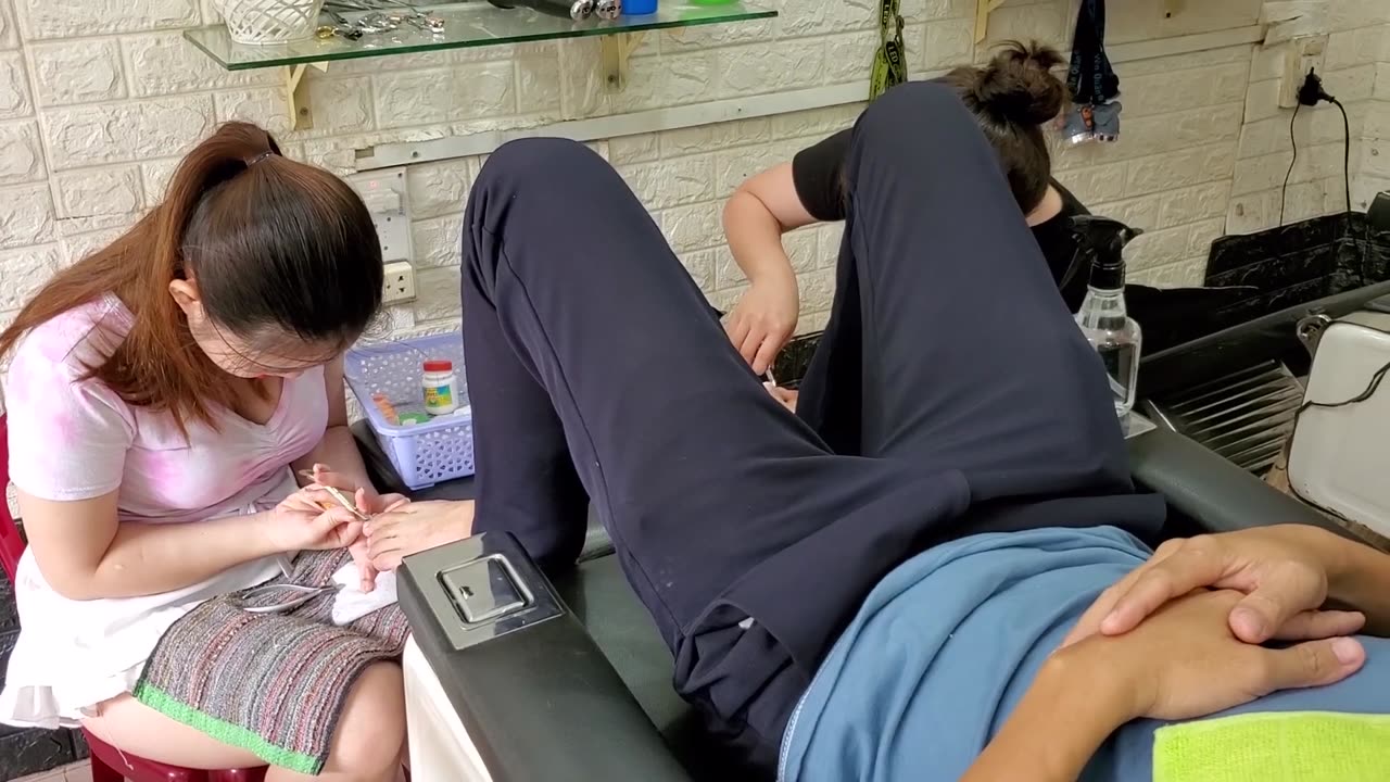 Relax from head to toe with four gorgeous girls: shave, ear wax, nail clipper, haircut