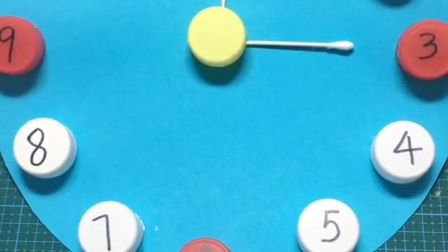 The cap of drinking bottle is used to teach children to recognize the clock