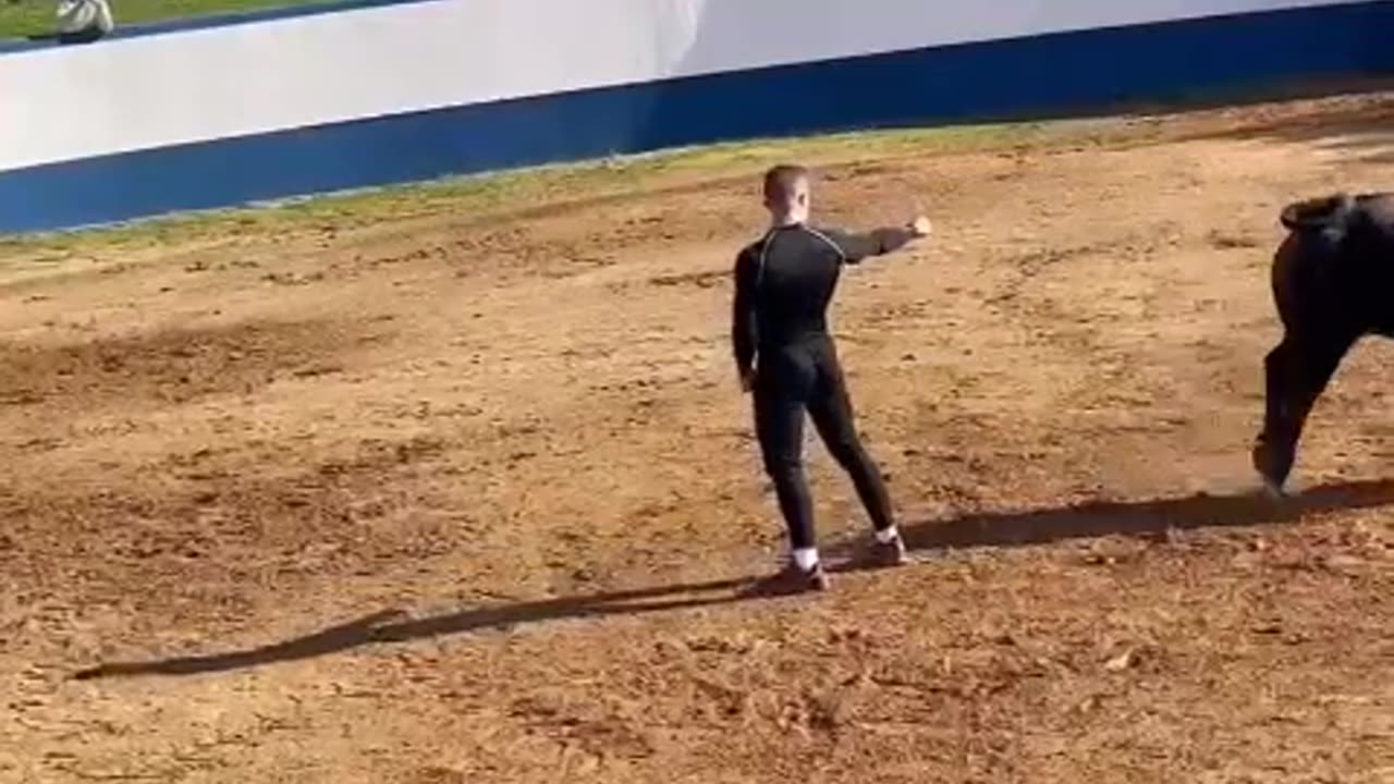 ----♂️LE ROZA EL CUERPO EN ESTE INCREÍBLE QUIEBRO UN ENORME TORO BRAVO-