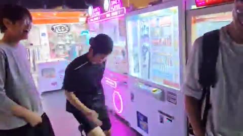 Korea's little Mike Tyson is breaking a punch machine!