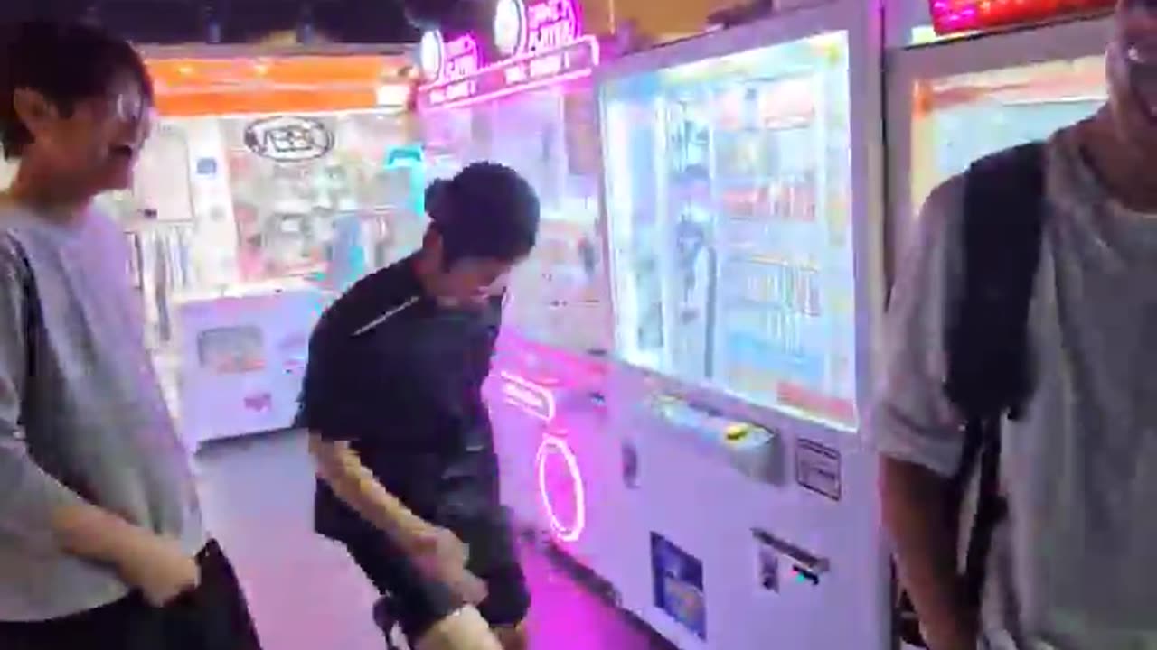 Korea's little Mike Tyson is breaking a punch machine!