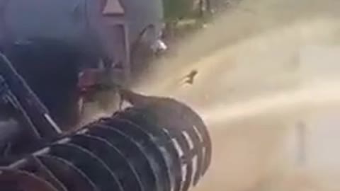 🇳🇱🚜💩Nizozemští zemědělci stříkají sračky na vládní budovy
