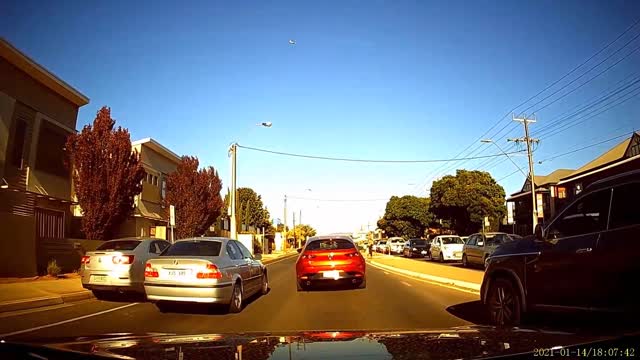 Near crash dash cam video in Adelaide, South Australia