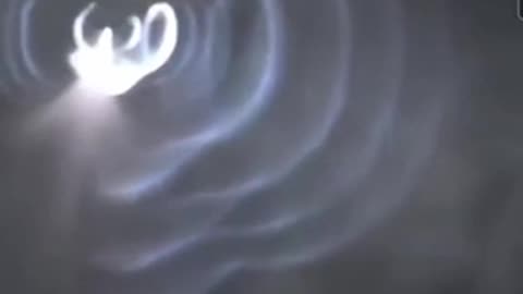 🚨これは、地震の直前、2023年2月6日にトルコ上空で活動中のHAARPです。 周波数から放射される光の波動輪は地下地震の波動を表します。