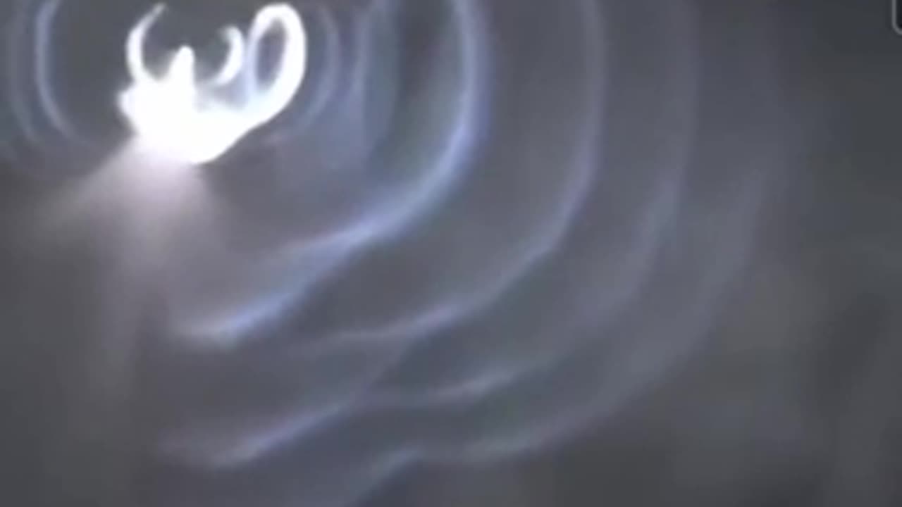 🚨これは、地震の直前、2023年2月6日にトルコ上空で活動中のHAARPです。 周波数から放射される光の波動輪は地下地震の波動を表します。