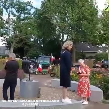 Holland: Dutch children create bicycle convoy to support farmers (July 2022)