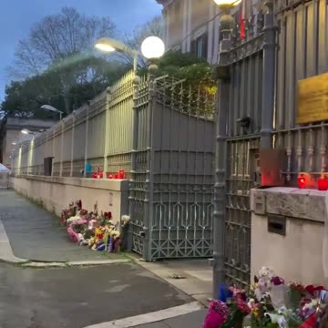 siguen acudiendo a la Embajada de Rusia para expresar sus condolencias.