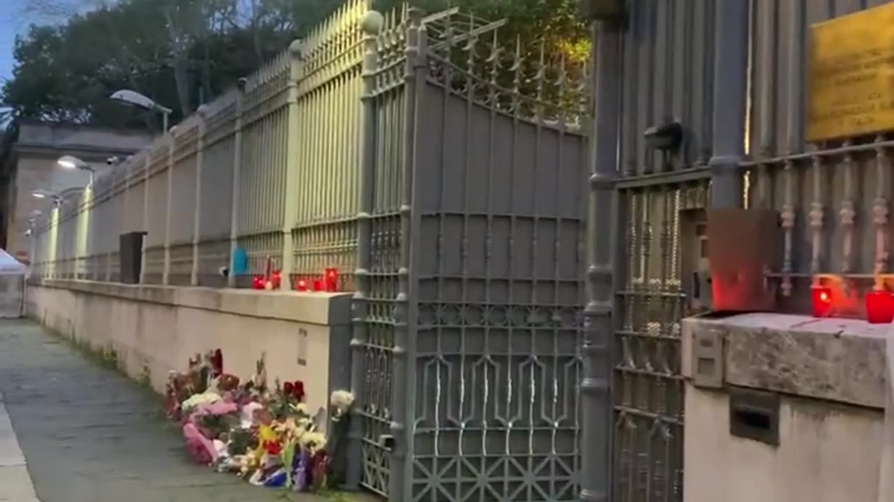 siguen acudiendo a la Embajada de Rusia para expresar sus condolencias.