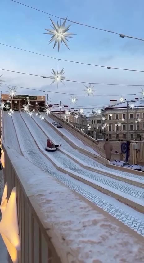 Сегодня на Дворцовой площади откроется бесплатная горкa