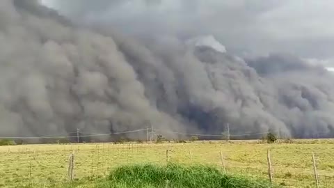 Wall of ashes storms over the areas of General Paz, Argentina