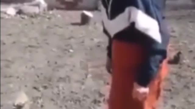 Ruská stařenka na Ukrajině jde vstříc s rudým praporem ukrajinské armádě v domění že jsou to Rusové