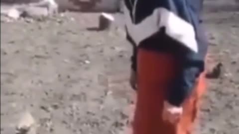 Ruská stařenka na Ukrajině jde vstříc s rudým praporem ukrajinské armádě v domění že jsou to Rusové