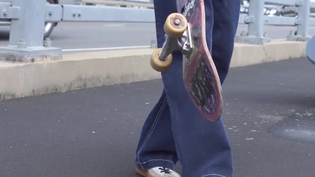 Homme Sur Une Planche à Roulettes