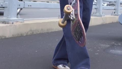 Homme Sur Une Planche à Roulettes