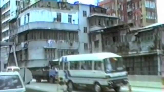 Hong Kong 1987 - Kai Tak airport, my video of an airplane crossing a boulevard...