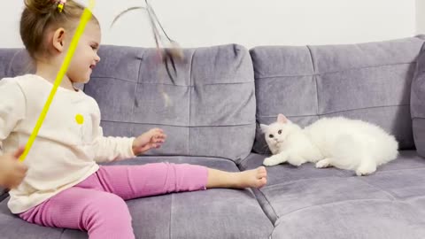 Baby_Girl_Meets_White_Cat_for_the_First_Time!