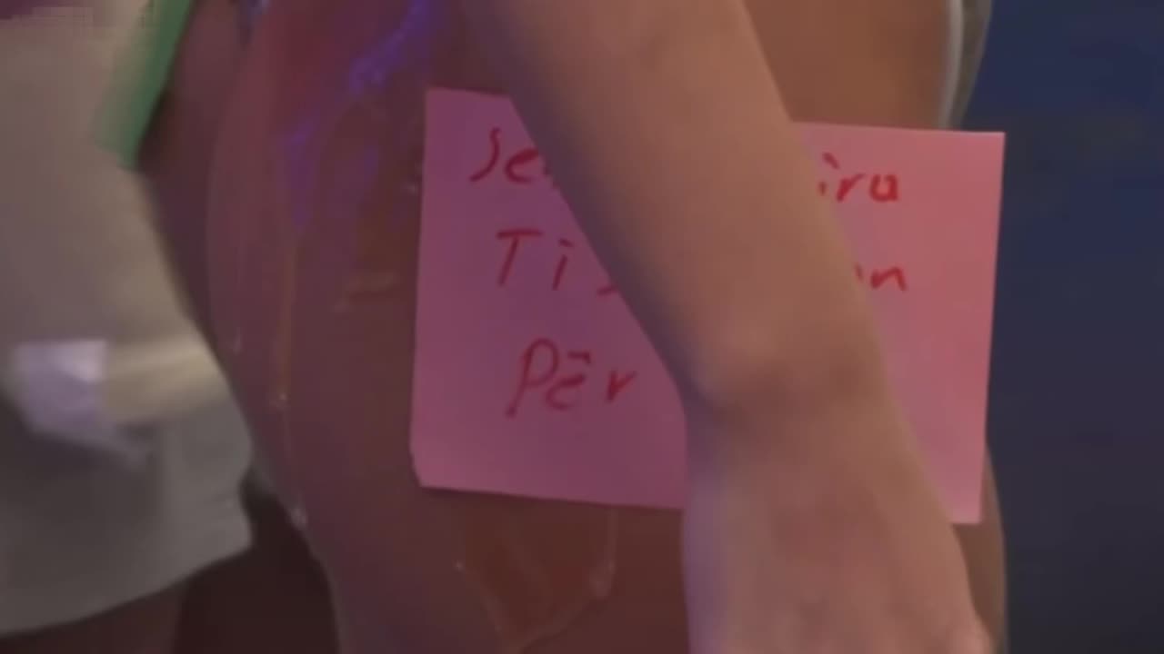 Rezi godet të pasmet e Xhanetës
