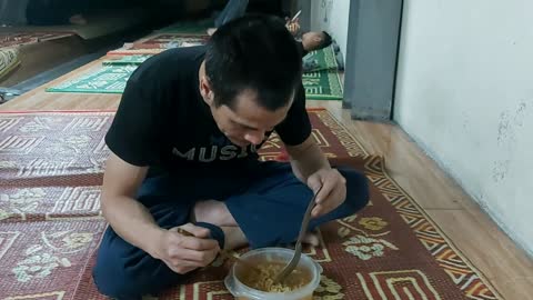 It's instant noodles, everyone