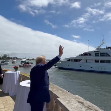 Trump Waves to Boaters in California 🇺🇸