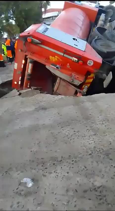 Trok sien sy gat: City vullis van sinks as Lavender Hill road collapses