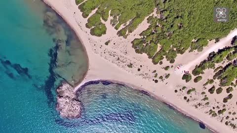 Vista desde un drone de las magníficas playas en Ileia, Grecia