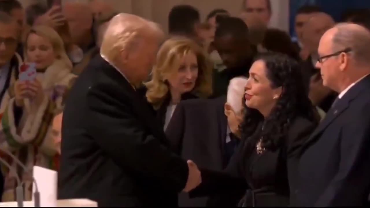 O presidente Trump é recebido por líderes mundiais na Catedral de Notre Dame.