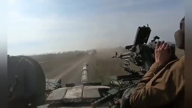 Crew of a Ukrainian tank of the 25th Airborne Brigade in action.