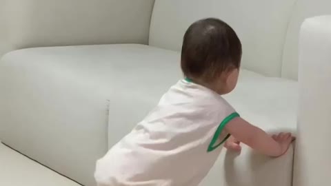 This baby is twerking for Real 🤣🤣
