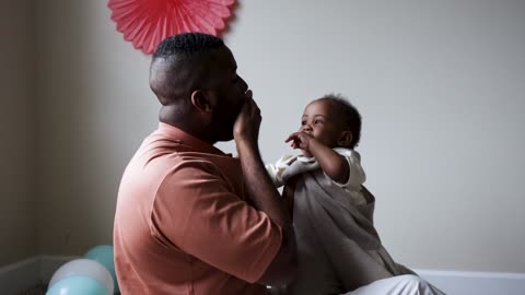 Daddy and baby smile talk 👄 😍