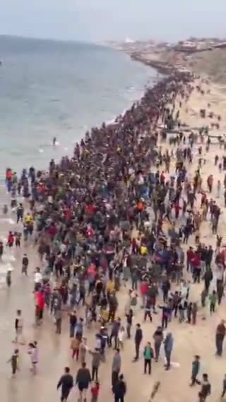 Cajas de ayuda lanzadas por aviones jordanos