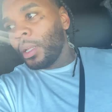 Kevin Gates teaching his 10 year old daughter how to drive without a seat belt
