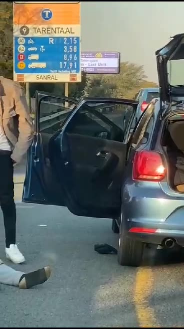 Bodyguards of some official in South Africa assult occupants of a vehicle