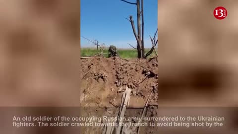 An old Russian soldier crawled and surrendered to Ukrainian fighters-"Raise your hands, stand up"